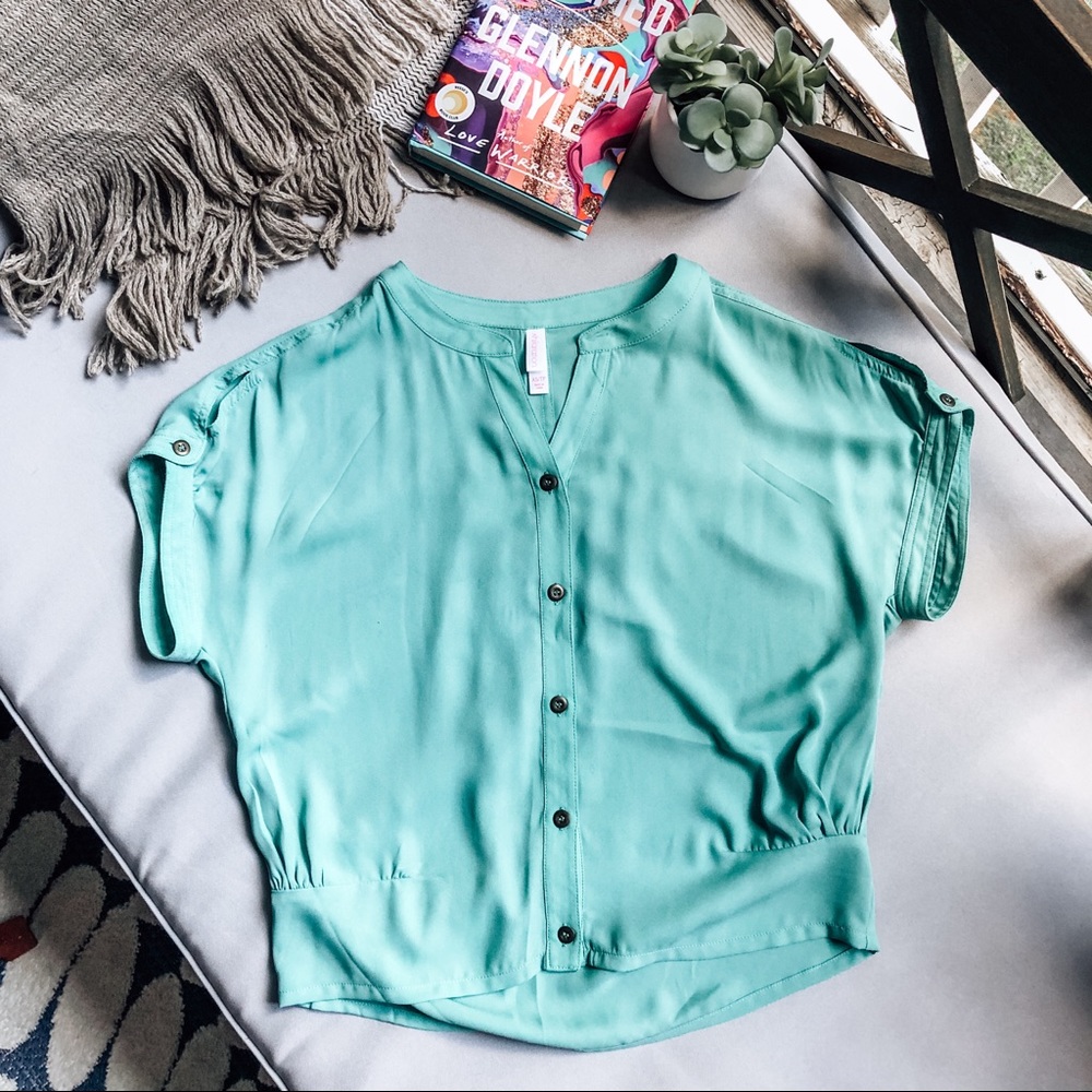 Beautiful teal/green crop top/button up!!